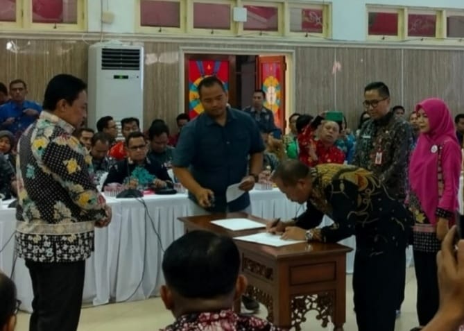 Wakil Gubernur (Wagub) Kalteng H. Edy Pratowo, membuka secara resmi Rapat Koordinasi Pengendalian dan Evaluasi (Rakordalev) Pelaksanaan Rencana Pembangunan Daerah Provinsi dan Kabupaten Kota Se Kalimantan Tengah Semester I Tahun 2024 sekaligus melakukan penandatanganan Pakta Integritas dan Komitmen Bersama Antikorupsi lingkup Pemprov Kalteng, bertempat di Aula Bappedalitbang Prov. Kalteng, Kamis (4/7/2024).