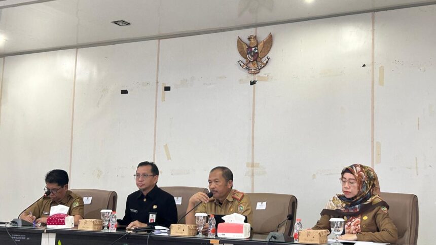 Inspektur Daerah Provinsi Kalimantan Tengah memimpin kegiatan Pengawasan Umum dan Teknis pada Pemerintah Kabupaten Barito Utara Tahun Anggaran 2024, bertempat di Aula Ruang Rapat A Sekretariat Daerah Kabupaten Barito Utara, Senin (5/8/2024).