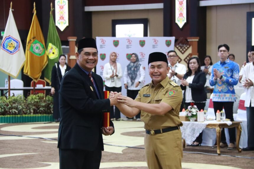 PENGUKUHAN : Gubernur Kalteng, Sugianto Sabran usai mengukuhkan Pjs Bupati Kotim, Shalahuddin, di Aula Jayang Tingang, Rabu (25/9/2024). (foto:mmc)