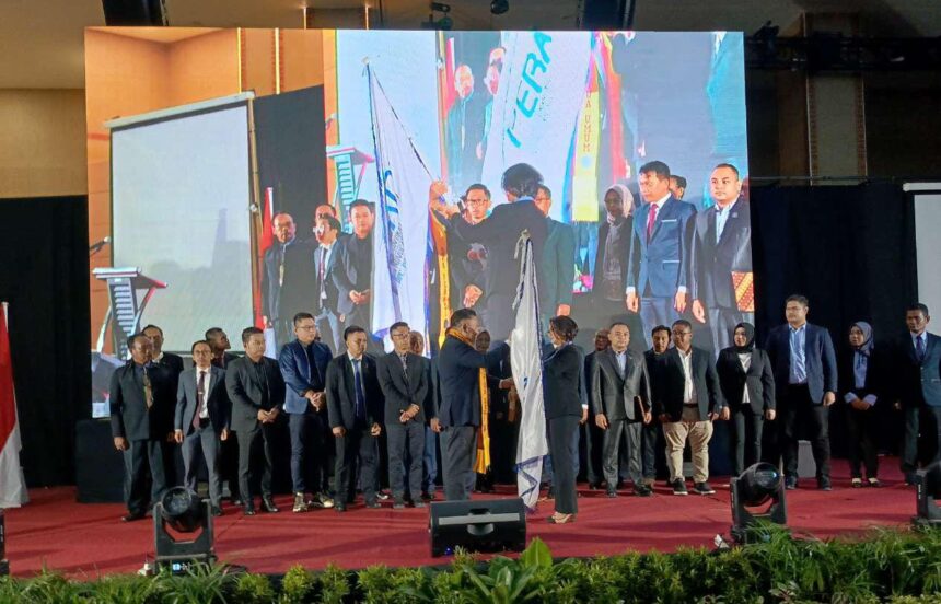 PENYERAHAN : Ketua Umum DPN Peradi, Prof. Dr. Otto Hasibuan, S.H., M.M. saat menyerahkan bendera Peradi kepada Ketua DPC Peradi Palangka Raya, Kartika Candrasari, di Ballroom Bahalap Hotel, Senin (9/9/2024). (foto:ardi)