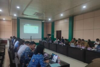 RAPAT : Pemerintah Kabupaten Katingan menggelar rapat evaluasi penginputan laporan SPM melalui Aplikasi e-SPM,l secara daring di Ruang Rapat Bupati Katingan, dengan menghadirkan narasumber dari Biro Pemerintahan dan Otonomi Daerah (Otda) Provinsi Kalimantan Tengah. Selasa, (17/9/2024). (foto:rul)