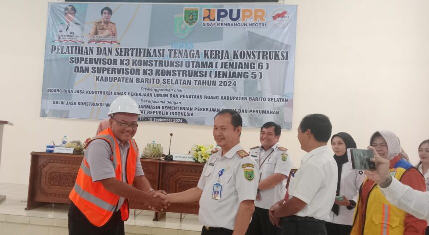 Dinas Pekerjaan Umum dan Penatan Ruang (PUPR) Kabupaten Barito Selatan (Barsel) bekerjasama dengan Balai Jasa Kontruksi V Banjarmasin Kementrian Pekerjaan Umum dan Perumahan Rakyat Republik Indonesia mengadakan pelatihan dan sertifikasi tenaga kerja kontruksi jabatan kerja Supervisor jenjang 5 dan 6 yang dilaksanakan di Aula Bappeda, Rabu (11/9/2024).