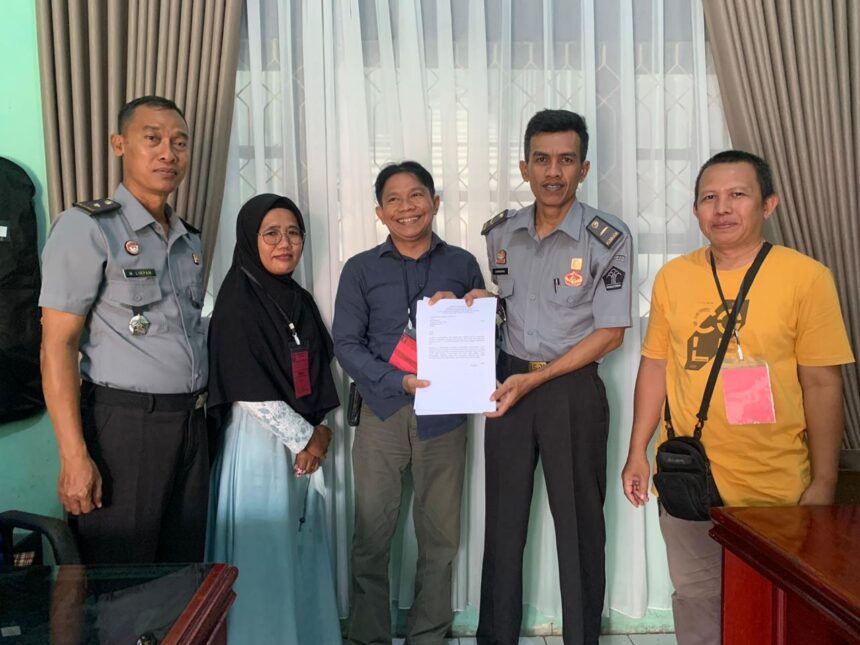 TERIMA FORMULIR : Kalapas Sampit, Meldy Putera melalui Kepala Subseksi Registrasi, Gandung saat menerima formulir pendaftaran calon anggota KPPS Lokasi Khusus, di Lapas Sampit, Selasa (17/9/2024). (foto:meldy putera)