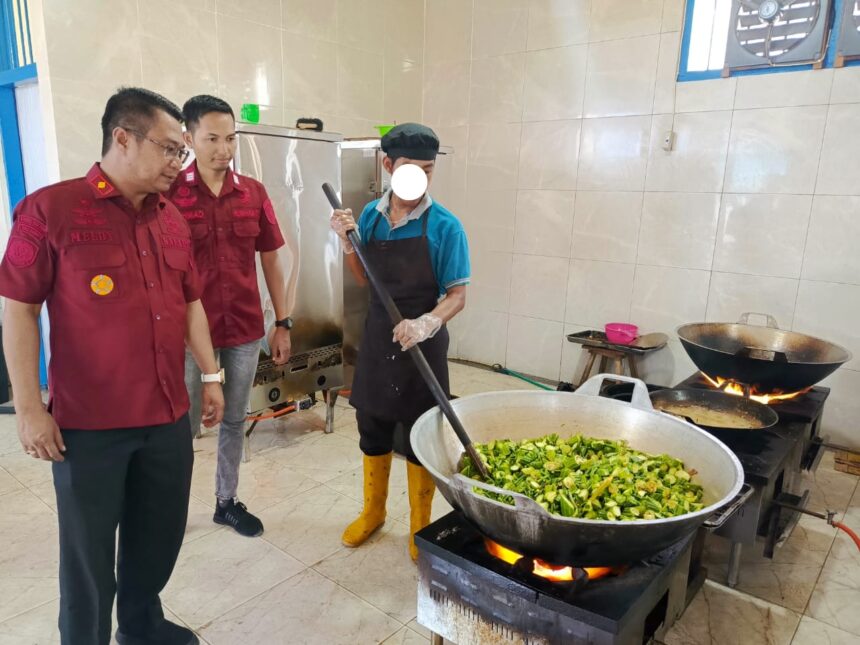 TINJAU : Kepala Lembaga Pemasyarakatan Kelas IIB Sampit Kemenkumham Kalteng, Meldy Putera tinjau kegiatan pengolahan bahan makanan di dapur Lapas sampit, Kamis (19/9/2024). (foto:meldy putera)