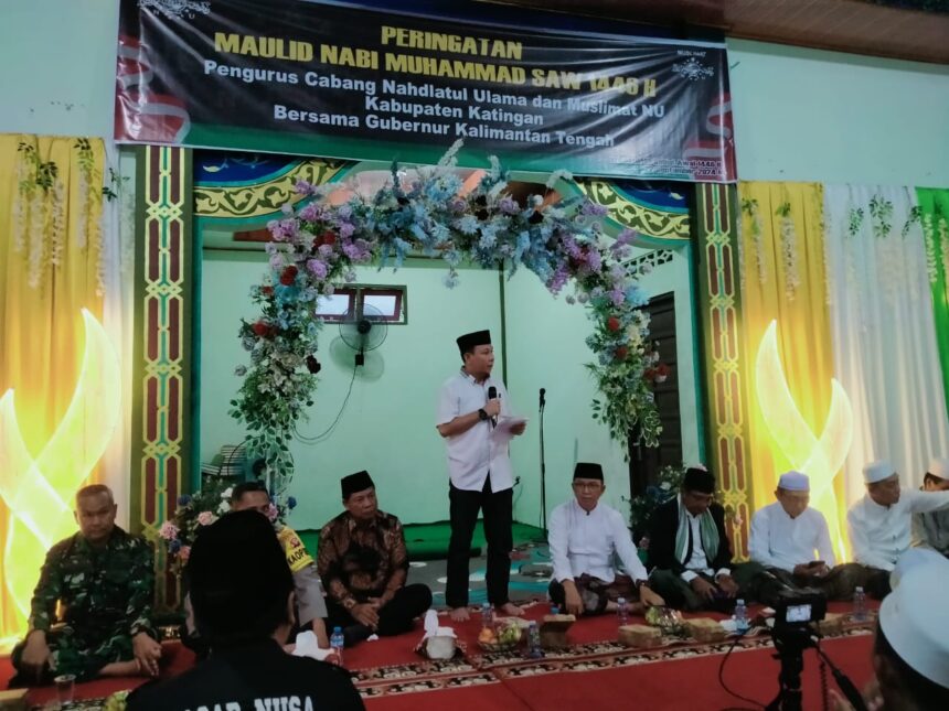 SAMBUTAN : Pj Bupati Katingan, Sutoyo memberikan sambutan pada peringatan Maulid Nabi Muhammad SAW di Masjid Nurul Abshor Bukit Batu, Kasongan, Minggu (22/9/2024) malam. (foto:rul)