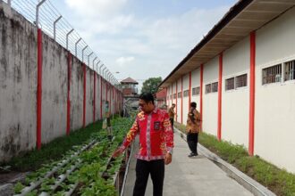 MONITORING : Kepala Lembaga Pemasyarakatan (Lapas) Kelas IIB Sampit, Kanwil Kemenkumham Kalteng Meldy Putera, bersama dengan jajarannya melaksanakan kontrol di kegiatan kerja dan area brandgang Lapas Sampit. Jum'at, (27/09/24). (foto:meldy Putera)