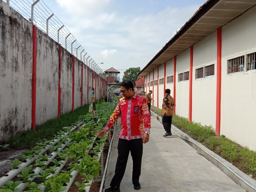 MONITORING : Kepala Lembaga Pemasyarakatan (Lapas) Kelas IIB Sampit, Kanwil Kemenkumham Kalteng Meldy Putera, bersama dengan jajarannya melaksanakan kontrol di kegiatan kerja dan area brandgang Lapas Sampit. Jum'at, (27/09/24). (foto:meldy Putera)