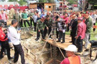 PELETAKKAN BATU PERTAMA : Pj Bupati Barsel, Deddy saat melakukan peletakan batu pertama pembangunan Rumah Betang DAD.