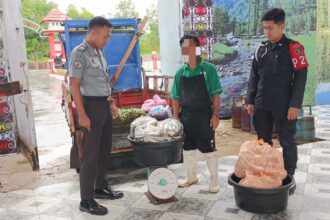PENGECEKAN : Petugas Lapas Kelas IIB Sampit Lakukan Pengecekan Secara Rutin Saat Penerimaan Bahan Makanan.
