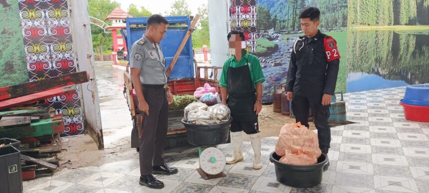 PENGECEKAN : Petugas Lapas Kelas IIB Sampit Lakukan Pengecekan Secara Rutin Saat Penerimaan Bahan Makanan.