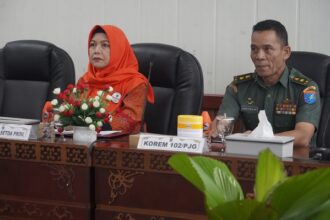 RAPAT INFLASI : Asisten Bidang Perekonomian dan Pembangunan (Ekbang) Setda Kalteng, Sri Widanarni mengikuti Rapat Koordinasi (Rakor) Pengendalian Inflasi Tahun 2024 secara virtual bersama Plt. Sekjen Mendagri RI, dari ruang Rapat Rapat Bajakah, Rabu (2/10/2024). (foto:mmc)