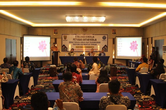 EVALUASI : Plh Staf Ahli (Sahli) Gubernur Bidang Pemerintahan, Hukum dan Politik Ahmad Husain mewakili Plt. Sekda Kalteng membuka secara resmi Rapat Evaluasi Kinerja Petugas Antar Kerja Tahun 2024, di Hotel Aurila Palangka Raya, Kamis (3/10/2024). (foto:mmc)