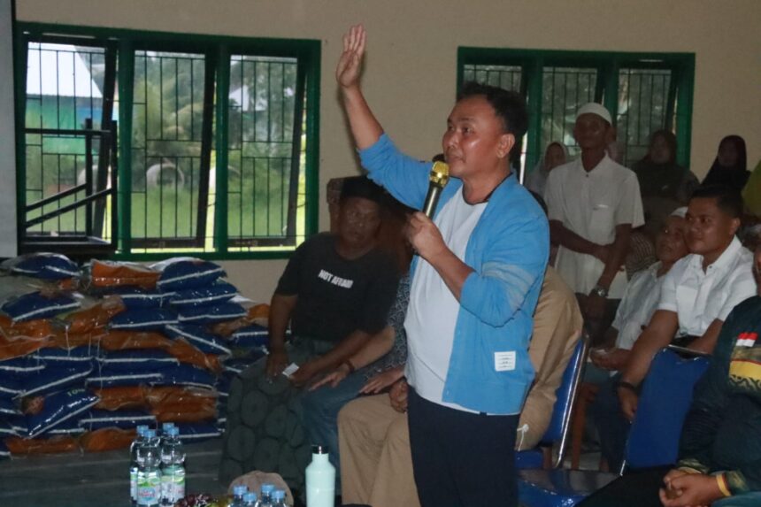 SALURKAN BANTUAN : Gubernur Kalteng H. Sugianto Sabran kembali hadir menyalurkan bantuan paket sembako dan membuka pasar murah untuk masyarakat di Desa Kubu dan Desa Bogam Kabupaten Kotawaringin Barat, bertempat di Aula Desa Kubu, Jumat (4/10/2024). (foto:mmc)