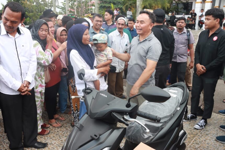 PASAR MURAH : Gubernur Kalteng, Sugianto Sabran buka pasar murah untuk ASN, Tenaga Kontrak, Ojek, dan Masyarakat, di Halaman Kantor Bupati Lamandau, Sabtu (5/10/2024). (foto:mmc)