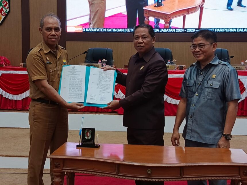 Ketua Sementara DPRD Katingan, Yudea Pratidina menyerahkan secara simbolis SK pengusulan Marwan Susanto sebagai Ketua DPRD Katingan periode 2024 - 2029, kepada Sekda Katingan, Pransang pada rapat paripurna, Senin (30/9/2024). (foto:hairul saleh)