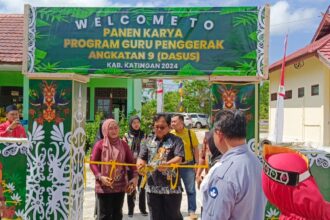 Asisten I Setda Katingan, George Heplin Edwar Doddy memotong pita pada kegiatan Market Day Panen Karya P5 di SLB Negeri 2 Kasongan, Kamis (26/9/2024) pagi.