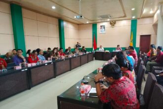 Foto : Pj Bupati Katingan, Sutoyo memimpin rapat persiapan Jalan Sehat Bersama Gubernur Kalteng Sugianto Sabran, di Ruang Rapat Kantor Bupati setempat, Jumat (27/9/2024) pagi.