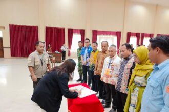 Perwakilan dari Lurah dan Kades menandatangi deklarasi netralitas disaksikan PJ Bupati Katingan Sutoyo dan Ketua Bawaslu Yosafat Erictovia Kawung pada acara Deklarasi Netralitas Kepala Desa/Lurah se Kabupaten Katingan, Jumat (27/9/2024) sore di Gedung Salawah Kasongan. (foto:saleh)