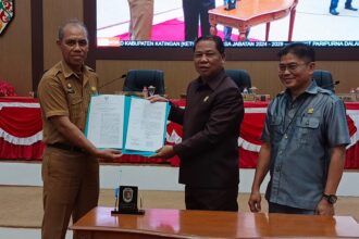 PENYERAHAN : Ketua Sementara DPRD Katingan, Yudea Pratidina menyerahkan secara simbolis SK pengusulan Marwan Susanto sebagai Ketua DPRD Katingan periode 2024 - 2029, kepada Sekda Katingan, Pransang pada rapat paripurna, Senin (30/9/2024). (foto:saleh)