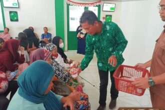 BAGI BUAH : Sejumlah manajemen Rumah Sakit Umum Daerah (RSUD) Mas Amsyar Kasongan membagikan buah segar kepada pasien, Senin (14/10/2024). (foto:saleh)