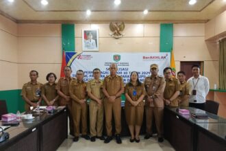 Sekretaris Daerah Kabupaten Katingan, Pransang didampingi sejumlah ASN saat menghadiri Kegiatan Sosialisasi Pemendagri Nomor 10 Tahun 2024 tentang Pakaian Dinas Aparatur Sipil Negara di Lingkungan Kementerian Dalam Negeri dan Pemerintah Daerah bertempat di Ruang Rapat Bupati Katingan secara offline, Senin (30/9/2024). (foto:saleh)