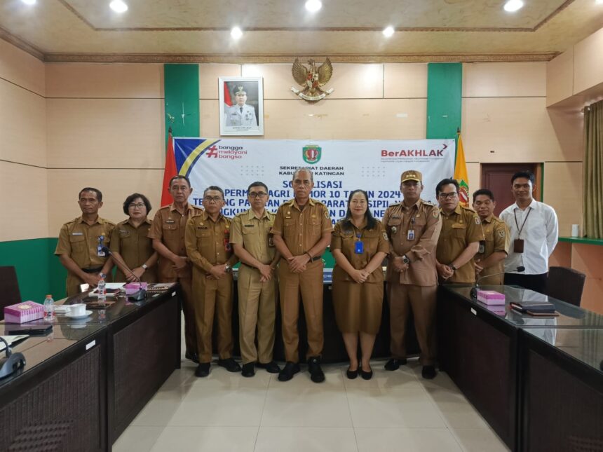 Sekretaris Daerah Kabupaten Katingan, Pransang didampingi sejumlah ASN saat menghadiri Kegiatan Sosialisasi Pemendagri Nomor 10 Tahun 2024 tentang Pakaian Dinas Aparatur Sipil Negara di Lingkungan Kementerian Dalam Negeri dan Pemerintah Daerah bertempat di Ruang Rapat Bupati Katingan secara offline, Senin (30/9/2024). (foto:saleh)