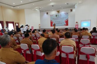ARAHAN : Pj Bupati Katingan, Sutoyo memberikan arahan pada acara pengukuhan Forum Pembauran Kebangsaan (FPK) Kabupaten Katingan periode 2024 - 2028, Senin (7/10/2024) pagi di Gedung Salawah Kasongan. (foto:saleh)