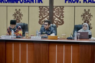 KOMPAK : Kepala Dinas Komunikasi Informatika, Persandian dan Statistik Provinsi Kalimantan Tengah (Diskominfosantik) Kalteng, Agus Siswadi selaku Pejabat Pengelola Informasi dan Dokumentasi (PPID) Utama Prov Kalteng menghadiri Tahapan Presentasi kegiatan Monitoring dan Evaluasi (Monev) Keterbukaan Informasi Publik Kalteng Tahun 2024 yang digelar Komisi Informasi (KI) Kalteng, bertempat di Aula Kanderang Tingang, Diskominfosantik  Kalteng, Kamis (31/10/2024). (foto:mmc)