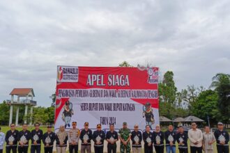 APEL SIAGA: Bawaslu Katingan menggelar apel siaga pengawasan Pemilihan Gubernur dan Wakil Gubernur Kalimantan Tengah serta Bupati dan Wakil Bupati Katingan, Selasa (22/10/2024) di Kawasan Bukit Batu Kasongan. (foto:saleh)
