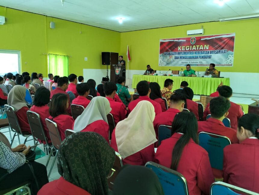 SOSIALISASI: Asisten I Setda Katingan, George Heplin Edwar Doddy membuka Sosialisasi Implementasi Kebebasan Berserikat dan Mengeluarkan Pendapat Tahun 2024 di Aula Badan Kesatuan Bangsa dan Politik Kabupaten Katingan hari Kamis (26/9/2024). (foto:hairul saleh)