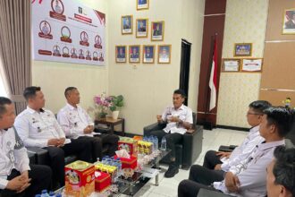 ARAHAN : Kadipas Kemenkumham Kalteng saat memberikan arahan, di Lapas Sampit, Rabu (30/10/2024). (foto:meldy)