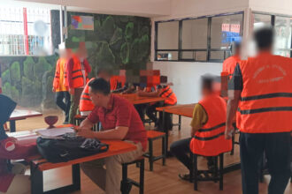 BANTUAN HUKUM : WBP Lapas Sampit saat konsultasi hukum ke posbakum. (foto:meldy)