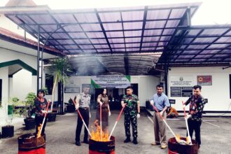 PEMUSNAHAN : Lembaga Pemasyarakatan Kelas IIB Sampit, Kanwil Kemenkumham Kalteng, turut berpartisipasi dalam kegiatan pemusnahan barang bukti perkara tindak pidana umum yang telah memiliki kekuatan hukum tetap (INKRACHT), yang digelar oleh Seksi Pemulihan Aset dan Pengelolaan Barang Bukti Kejaksaan Negeri Kotawaringin Timur, Kamis (31/10/2024). (FOTO:MELDY PUTERA)