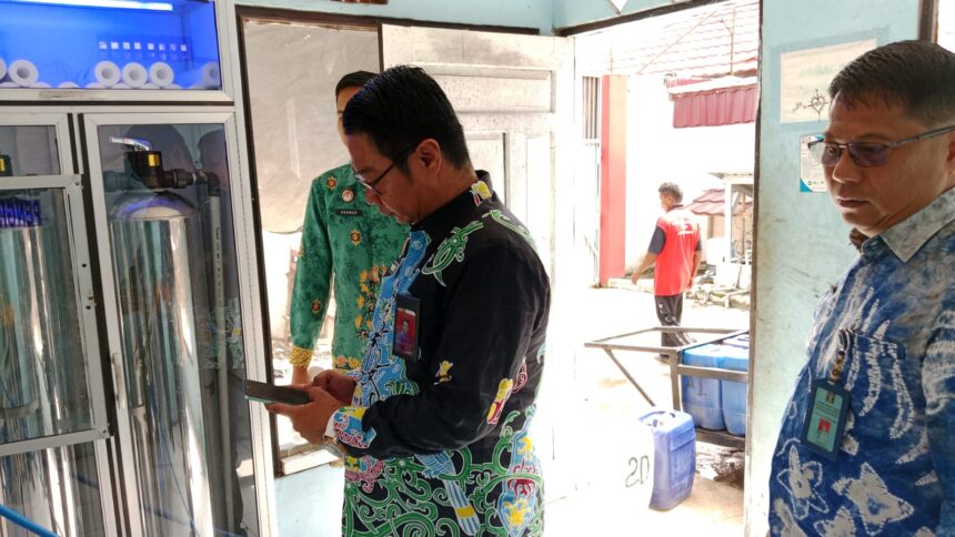 MONITORING : Kepala Lembaga Pemasyarakatan (Kalapas) Kelas IIB Sampit, Meldy Putera yang didampingi oleh dua orang pegawai Lapas yaitu Edi Hartono dan Rohmad Hidayah memonitoring kualitas air minum bagi WBP, di Lapas Sampit, Jumat (4/10/2024). (foto: Meldy Putera)