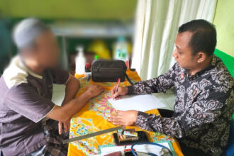 CEK KESEHATAN : WBP Lapas Sampit saat dicek kesehatan, Jumat (25/10/2024). (foto:meldy)