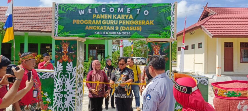 POTONG PITA : Asisten I Setda Katingan, George Heplin Edwar Doddy memotong pita pada kegiatan Market Day Panen Karya P5 di SLB Negeri 2 Kasongan, Kamis (26/9/2024) pagi. (foto:hairul saleh)