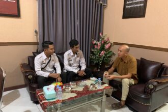 KOLABORASI : Kasubsi Registrasi dan Bimbingan Kemasyarakatan (Bimkemas) Lapas Kelas IIB Sampit, Gandung, bersama stafnya, Wahyu Widjayanto, mengadakan pertemuan dengan Kasi Pidana Umum (Pidum) Kejaksaan Negeri Kotawaringin Timur, Rabu (23/10/2024). (foto: meldy)