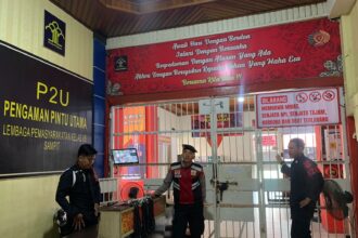 KUNJUNGAN : Lembaga Pemasyarakatan (Lapas) Kelas IIB Sampit, Kanwil Kemenkumham Kalteng, menerima kunjungan sambang dari tiga anggota Kepolisian Resor Kotawaringin Timur (Kotim) sebagai bagian dari upaya menjaga sinergi antara pihak Kepolisian dan Lapas dalam hal keamanan dan ketertiban, jumat (25/10/2024). (foto:meldy)