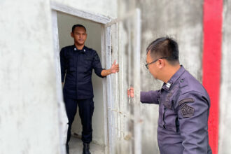 PERGANTIAN : Terlihat petugas jaga regu sedang pergantian jaga.