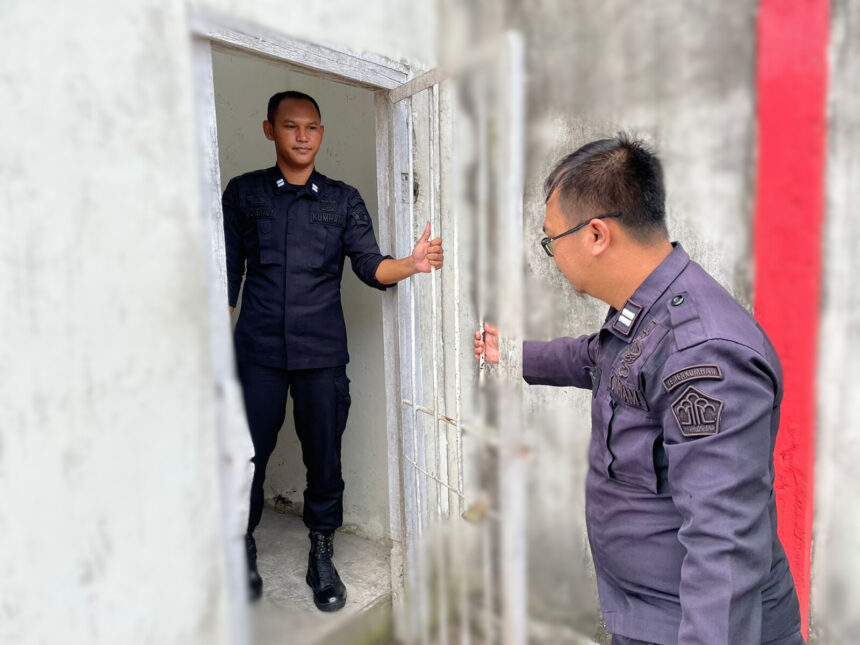 PERGANTIAN : Terlihat petugas jaga regu sedang pergantian jaga.