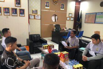 SERIUS : Kalapas Sampit, Meldy Putera terlihat serius saat memimpin rapat Bersama Jajaran Tata Usaha, Sabtu (26/10/2024). (foto:meldy)