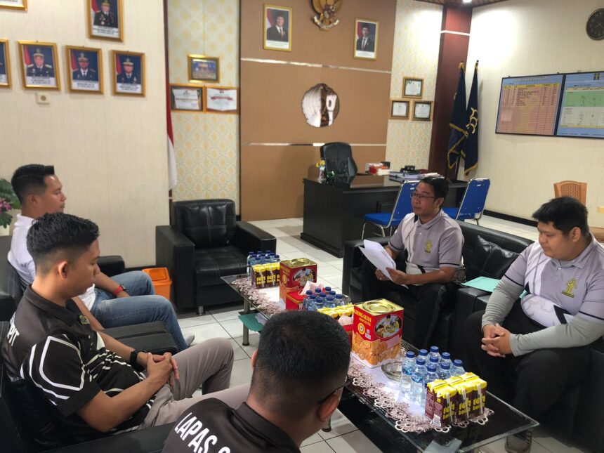 SERIUS : Kalapas Sampit, Meldy Putera terlihat serius saat memimpin rapat Bersama Jajaran Tata Usaha, Sabtu (26/10/2024). (foto:meldy)
