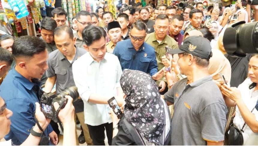 BERINTERAKSI : Wakil Presiden RI, Gibran Rakabuming saat berinteraksi dengan masyarakat ketika berkunjung ke Pasar Kahayan dengan didampingi Gubernur Kalteng, Sugianto Sabran, Senin (4/11/2024). (foto:mmc)