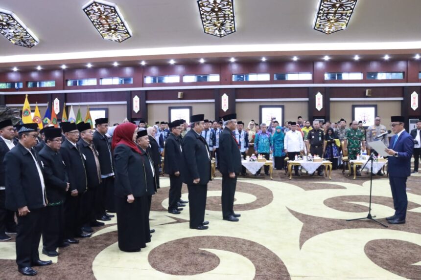 PELANTIKAN : Plt. Sekretaris Daerah Provinsi Kalimantan Tengah (Kalteng), H. M. Katma F. Dirun yang juga merupakan Ketua Harian Dewan Pengurus KORPRI Prov. Kalteng menyaksikan Pelantikan Dewan Pengawas dan Dewan Hakim pada Musabaqah Tilawatil Quran (MTQ) VII KORPRI Tingkat Nasional Tahun 2024, bertempat di Aula Jayang Tingang (AJT) LT. II Kantor Gubernur Kalteng, Senin (4/11/2024). (foto:mmc)