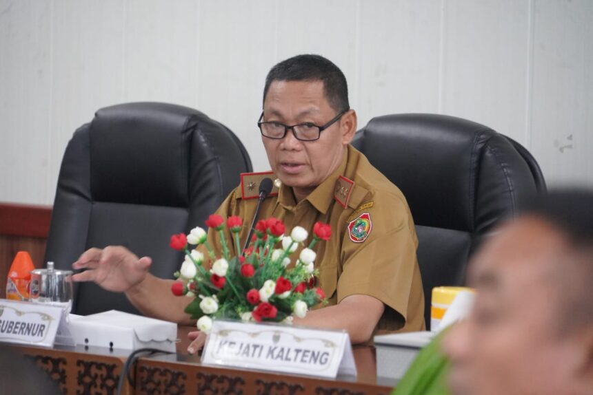 HADIRI : Staf Ahli (Sahli) Gubernur Bidang Ekonomi, Keuangan, dan Pembangunan Yuas Elko menghadiri secara virtual Rapat Koordinasi Pengendalian Inflasi Daerah Tahun 2024 bersama Menteri Dalam Negeri RI dari Ruang Rapat Bajakah, LT. II Kantor Gubernur Kalteng, Senin (11/11/2024). Rapat Koordinasi dipimpin oleh Plt Sekjen Kemendagri Tomsi Tohir. (foto:mmc)