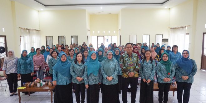 ACARA : Penjabat (Pj) Ketua TP PKK Kota Palangka Raya, Fifi Arfina saat membuka acara Refreshing Kader Posyandu di Aula Kantor Kecamatan Pahandut, Kota Palangka Raya, Sabtu (9/11/2024). (foto:ist)