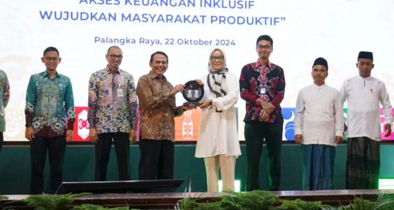 Penjabat Wali Kota Palangka Raya, Hera Nugrahayu pada acara Puncak Bulan Inklusi Keuangan (BIK) 2024 Edukasi Keuangan Hari SantrI, di Gedung Palampang Tarung, Palangka Raya, Selasa (22/10/2024).