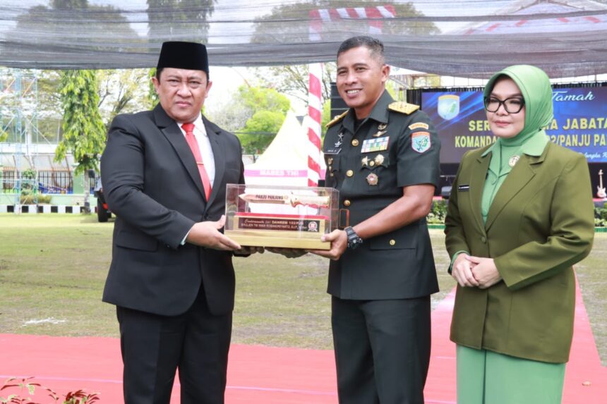 CINDERAMATA : Wagub Kalteng, Edy Pratowo saat menyerahkan cinderamata kepada Brigjen TNI Iwan Rosandriyanto, di Makorem 102/Pjg, Sabtu (28/12/2024). (foto:mmc)