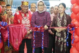 PERESMIAN : Penjabat Wali Kota Palangka Raya, Hera Nugrahayu, saat meresmikan Gedung Kantor Pusat Koperasi Persekutuan Dayak (KPD) Kalteng dan Relaunching KPD Swalayan Rajawali, bertempat di Jalan Rajawali Km 7,5 Palangka Raya, Sabtu (2/11/2024) sore lalu. (foto:ist)