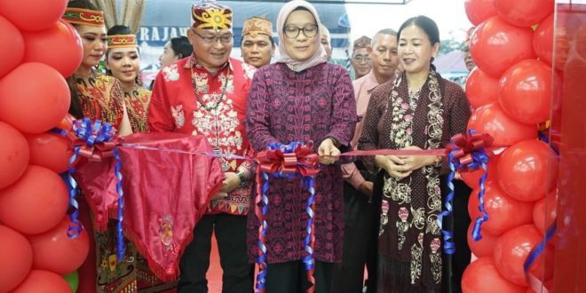 PERESMIAN : Penjabat Wali Kota Palangka Raya, Hera Nugrahayu, saat meresmikan Gedung Kantor Pusat Koperasi Persekutuan Dayak (KPD) Kalteng dan Relaunching KPD Swalayan Rajawali, bertempat di Jalan Rajawali Km 7,5 Palangka Raya, Sabtu (2/11/2024) sore lalu. (foto:ist)